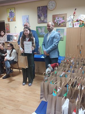 Na zdjęciu osoby wręczające nagrody za udział w konkursie oraz uczestnicy konkursu.