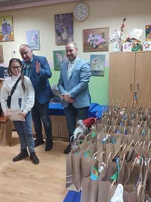 Na zdjęciu osoby wręczające nagrody za udział w konkursie oraz uczestnicy konkursu.