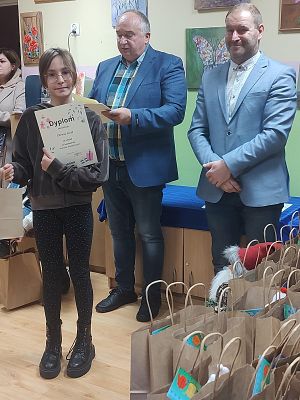 Na zdjęciu osoby wręczające nagrody za udział w konkursie oraz uczestnicy konkursu.