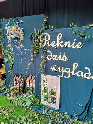 Napis dekoracyjny Pięknie dziś wyglądasz na niebieskim tle.