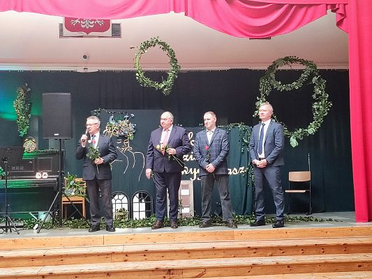 Na zdjęciu Wójt Gminy Zdzisław Chojnacki, Dyrektor Ośrodka Kultury Krzysztof Pruszak, Radny Rafał Gajewski oraz Radny Marek Baranowski składają życzenia Paniom.