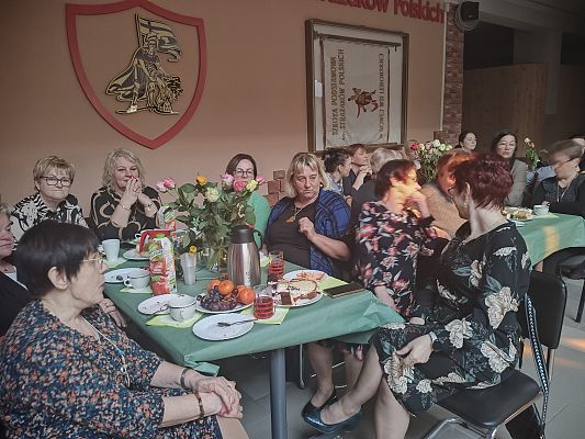 Panie przy stolikach podczas koncertu.