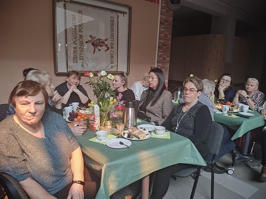 Panie przy stolikach podczas koncertu.