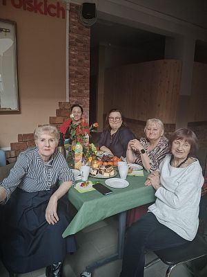 Panie przy stolikach podczas koncertu.