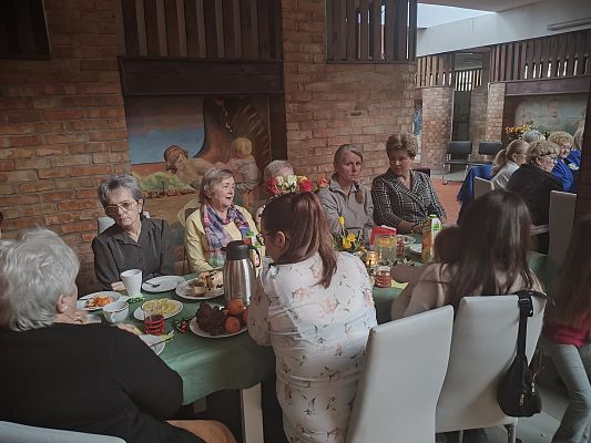 Panie przy stolikach podczas koncertu.