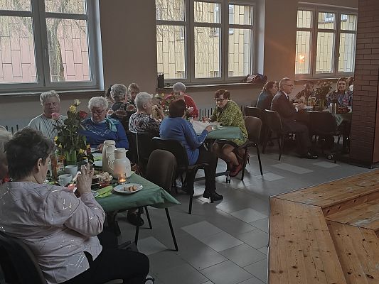 Panie przy stolikach podczas koncertu.