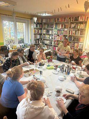 Uczestniczki warsztatów podczas dekorowania jajek.