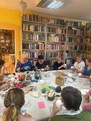 Uczestniczki warsztatów podczas dekorowania jajek.