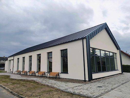 Fasada budynku świetlicy w Mostach.