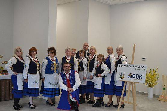 Zdjęcie przedstawia Panie z KGW Mosty z Dyrektorem Ośrodka Kultury.