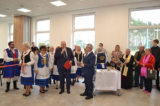 Na zdjęciu Członkowie KGW Mosty, Dyrektor Ośrodka Kultury, mieszkańcy, ksiądz Proboszcz parafii Mosty oraz Wójt Gminy Nowa Wieś Lęborska.