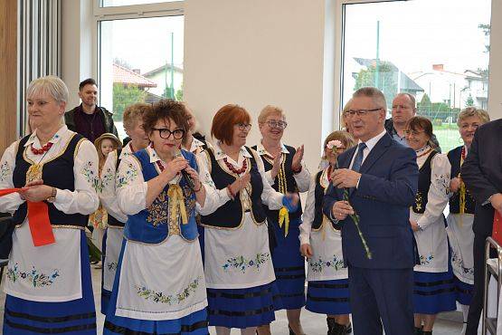 Panie z KGW Mosty składają podziękowanie Wójtowi Gminy oraz wręczają kwiaty.