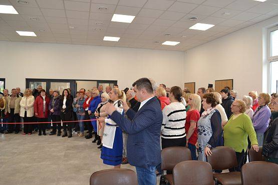 Zaproszeni goście na sali w świetlicy.