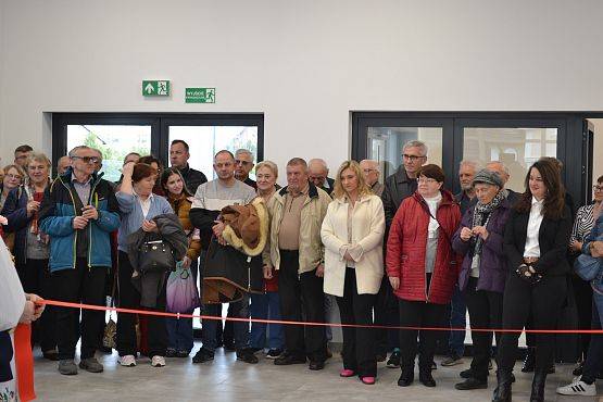 Zaproszeni goście na sali w świetlicy.