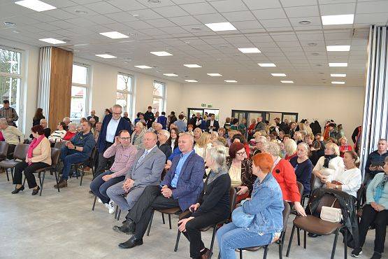 Na tle sami goście słuchający wykonywanych utworów.