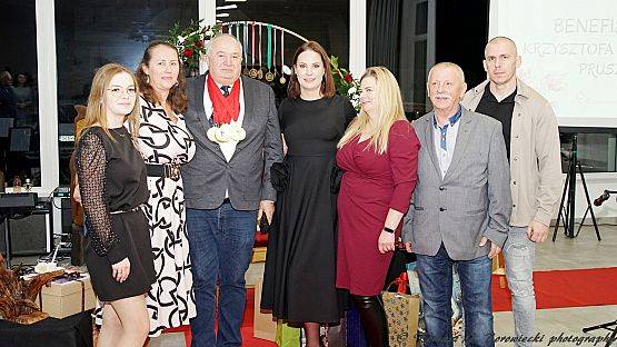 Grafika 5: Benefis Krzysztofa Pruszaka