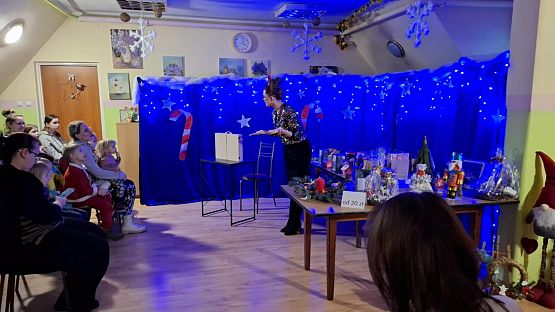 Pani Dyrektor wita przybyłych gości na podsumowaniu konkursu.