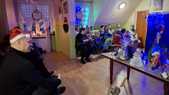 Na zdjęciu rodzice z dziećmi.