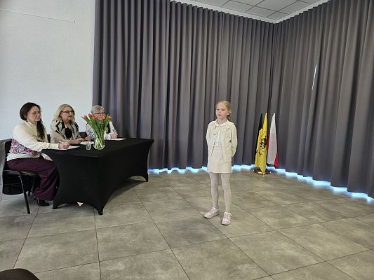 Na zdjęciu komisja konkursowa oraz uczestniczka konkursu