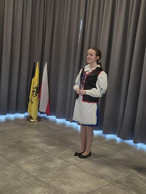Na zdjęciu uczestniczka konkursu w stroju kaszubskim