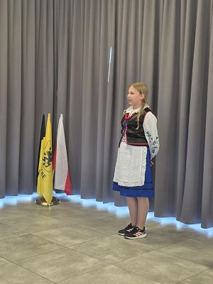Na zdjęciu uczestniczka konkursu w stroju kaszubskim
