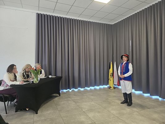 Na zdjęciu komisja konkursowa oraz uczestniczka konkursu w stroju kaszubskim