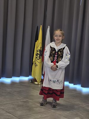 Na zdjęciu uczestniczka konkursu w stroju kaszubskim