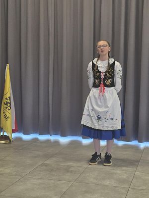 Na zdjęciu uczestniczka konkursu w stroju kaszubskim