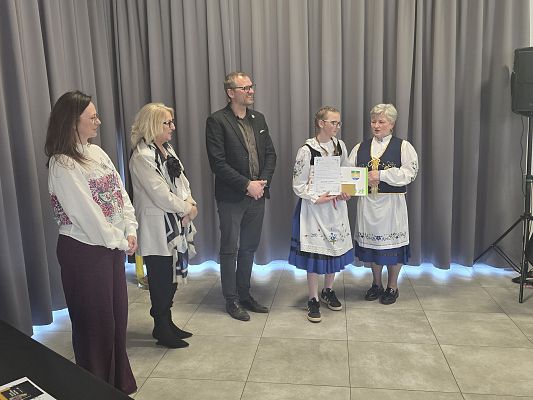Na zdjęciu uczestnicy konkursu wraz z wójtem gminy