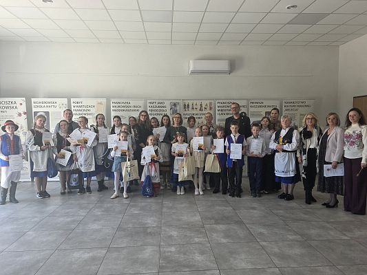 Na zdjęciu uczestnicy konkursu wraz z nauczycielami i organizatorami konkursu