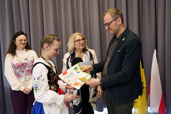 Wójt wręcza nagrodę najlepszej uczestniczce konkursu